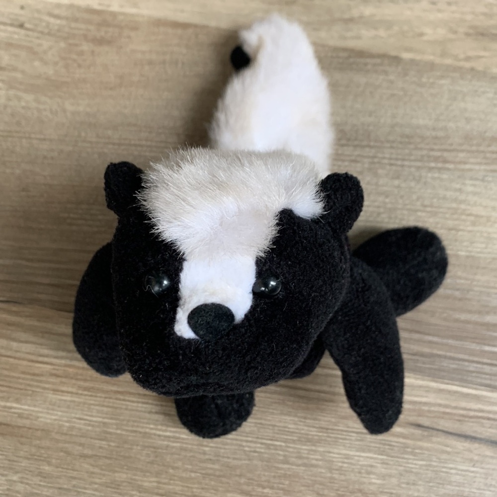 Floppies by GANZ 9" Benny Skunk CH1497 laying Bean Bag 1996 Floppy BeanBag Plush